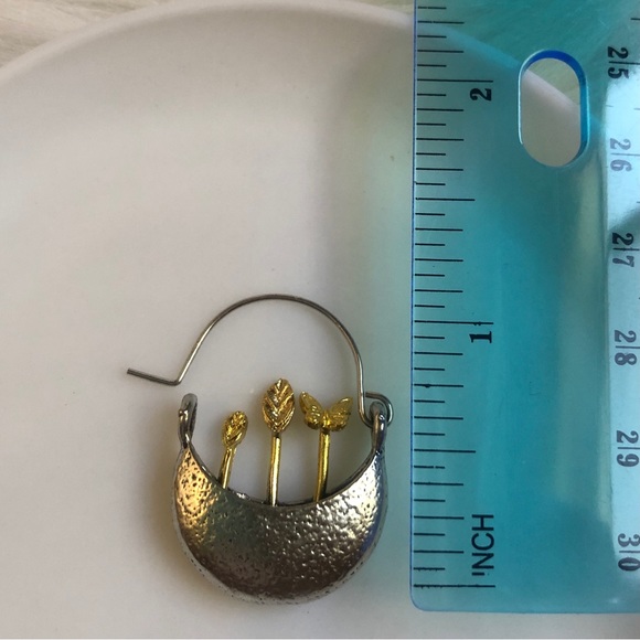 Unique potted plant/flower & butterfly earrings, faux gold/silver - Picture 10 of 10